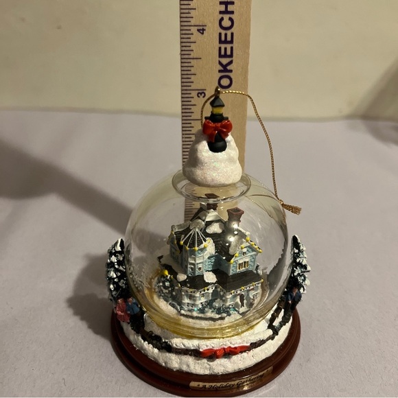 Thomas Kinkade A Holiday Gathering Water Snow Globe Christmas Ornament BE 2002 - Picture 8 of 8